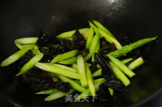 虾饼炒芦笋的做法步骤：9