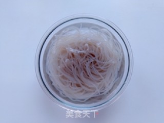 卷心菜炒粉丝的做法步骤：2