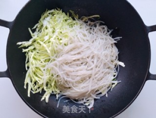 卷心菜炒粉丝的做法步骤：5