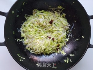 卷心菜炒粉丝的做法步骤：6
