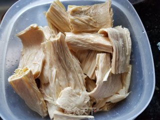 冬菇腐竹栗子焖鸡的做法步骤：1