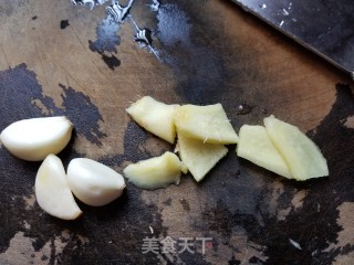 冬菇腐竹栗子焖鸡的做法步骤：3