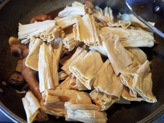 冬菇腐竹栗子焖鸡的做法步骤：11