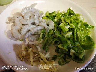 青椒炒虾仁的做法步骤：1