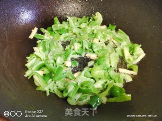 青椒炒虾仁的做法步骤：2