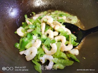 青椒炒虾仁的做法步骤：3