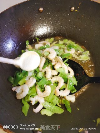 青椒炒虾仁的做法步骤：4