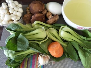 咸蛋双菇油菜的做法步骤：1