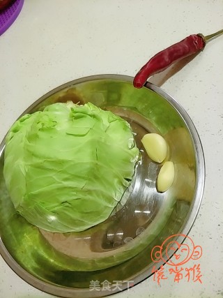 速炒手撕甘蓝的做法步骤：1