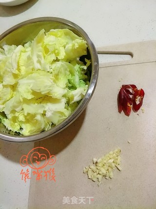 速炒手撕甘蓝的做法步骤：2
