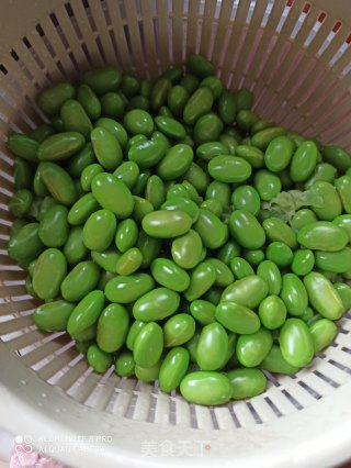 小米辣肉末炒毛豆的做法步骤：2
