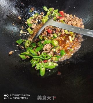 小米辣肉末炒毛豆的做法步骤：5