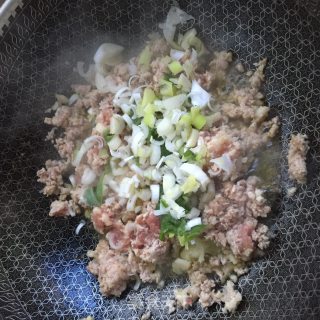 梅菜鲜肉包的做法步骤：6