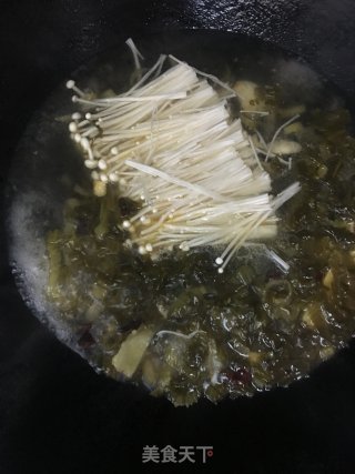 酸菜肥牛煲的做法步骤：11