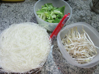 火腿肠绿豆芽芹菜炒米面的做法步骤：1