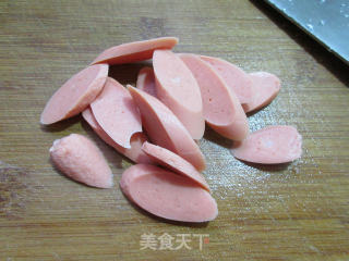 火腿肠绿豆芽芹菜炒米面的做法步骤：3