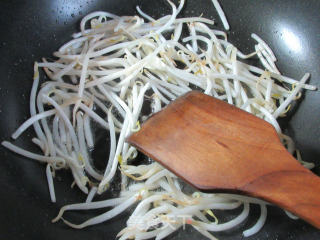 火腿肠绿豆芽芹菜炒米面的做法步骤：4