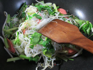 火腿肠绿豆芽芹菜炒米面的做法步骤：5