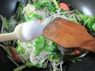 火腿肠绿豆芽芹菜炒米面的做法步骤：6