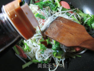 火腿肠绿豆芽芹菜炒米面的做法步骤：7