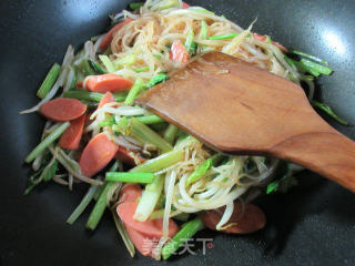 火腿肠绿豆芽芹菜炒米面的做法步骤：8