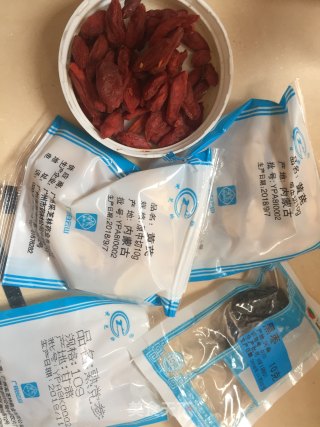 黄芪党参枸杞黑枣茶的做法步骤：1