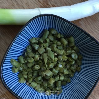 酸豇豆香肠炒饭的做法步骤：2