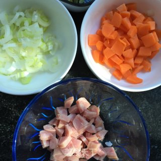 酸豇豆香肠炒饭的做法步骤：3
