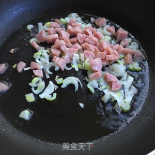 酸豇豆香肠炒饭的做法步骤：4