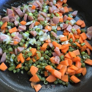 酸豇豆香肠炒饭的做法步骤：5