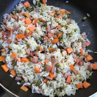 酸豇豆香肠炒饭的做法步骤：7