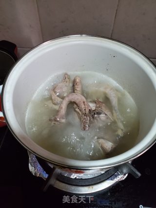 红菇鸽子汤的做法步骤：3
