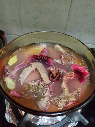 红菇鸽子汤的做法步骤：6