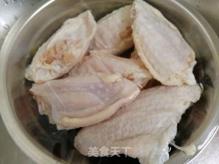 啤酒烧鸡翅的做法步骤：1