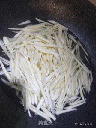 辣炒茭白丝的做法步骤：3