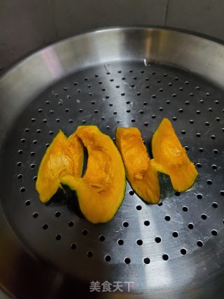 蒸板栗贝贝南瓜的做法步骤：2