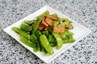 荷兰豆炒红肠的做法步骤：8