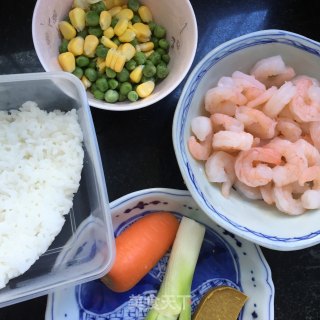 咖喱虾仁炒饭的做法步骤：1
