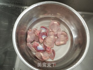 爆炒鸡胗的做法步骤：1