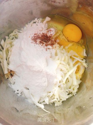 卷心菜鸡蛋饼的做法步骤：2