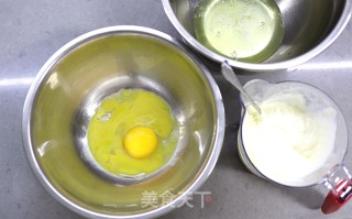 淡奶油戚风杯子蛋糕的做法步骤：2