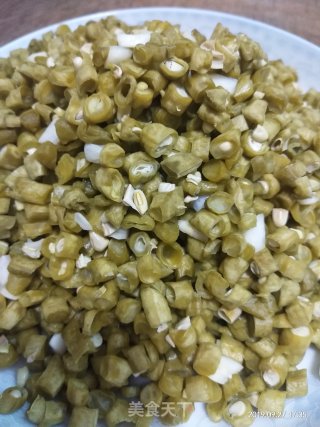 酸豆角炒牛肉干的做法步骤：3
