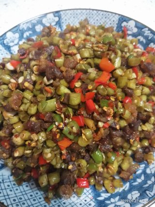 酸豆角炒牛肉干的做法步骤：8