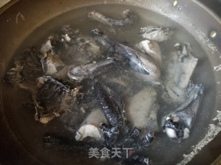 石斛人参乌鸡汤的做法步骤：2