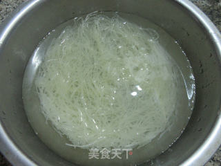 青椒虾味球绿豆芽球炒米面的做法步骤：2