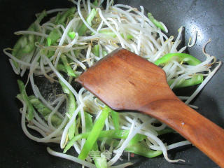 青椒虾味球绿豆芽球炒米面的做法步骤：4