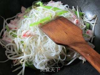 青椒虾味球绿豆芽球炒米面的做法步骤：5