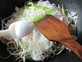 青椒虾味球绿豆芽球炒米面的做法步骤：6