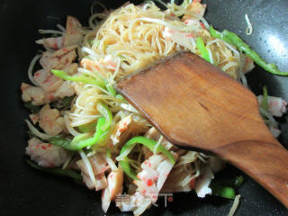 青椒虾味球绿豆芽球炒米面的做法步骤：8
