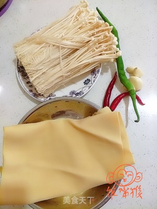 蚝油金针卷的做法步骤：1